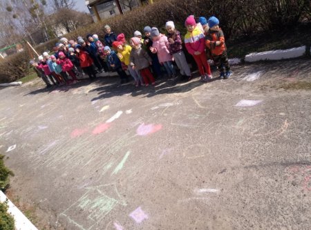 13 квітня в дошкільних групах «Вулик»  відбулася тематична розвага «Малюнок на асфальті»
