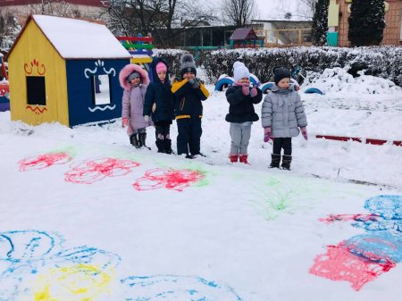 Пізнаємо світ граючись…  Кольорові малюнки на снігу