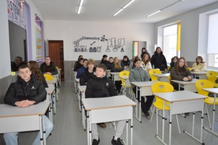 ПРОФОРІЄНТАЦІЙНА ЗУСТРІЧ З ДЕВ’ЯТИКЛАСНИКАМИ ВОЛОДИМИРЕЦЬКОЇ ГРОМАДИ